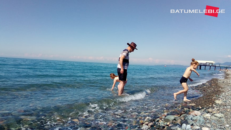 (ფოტოები) ბათუმში ზღვაში ბანაობენ და პლაჟზე ირუჯებიან