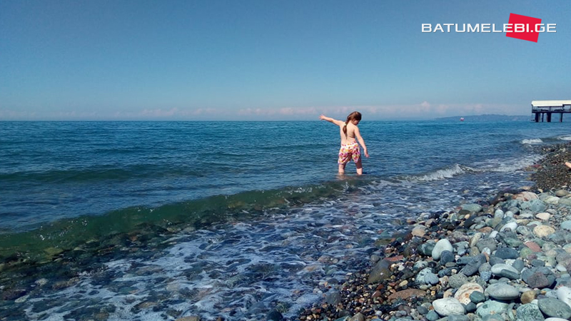 (ფოტოები) ბათუმში ზღვაში ბანაობენ და პლაჟზე ირუჯებიან
