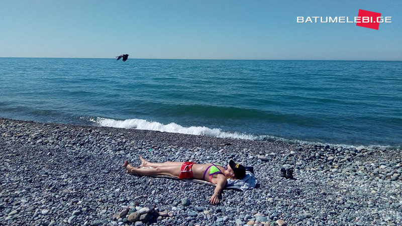 (ფოტოები) ბათუმში ზღვაში ბანაობენ და პლაჟზე ირუჯებიან