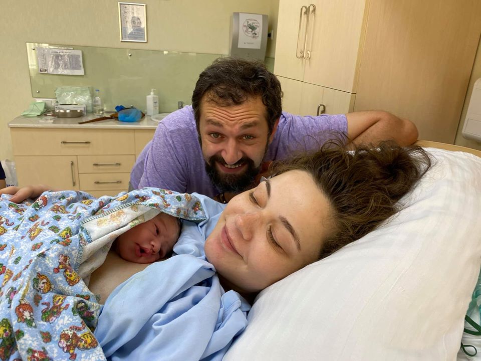 (ფოტოები) ილო ბეროშვილი და ანი ბებია პირველი საერთო შვილის მშობლები გახდნენ