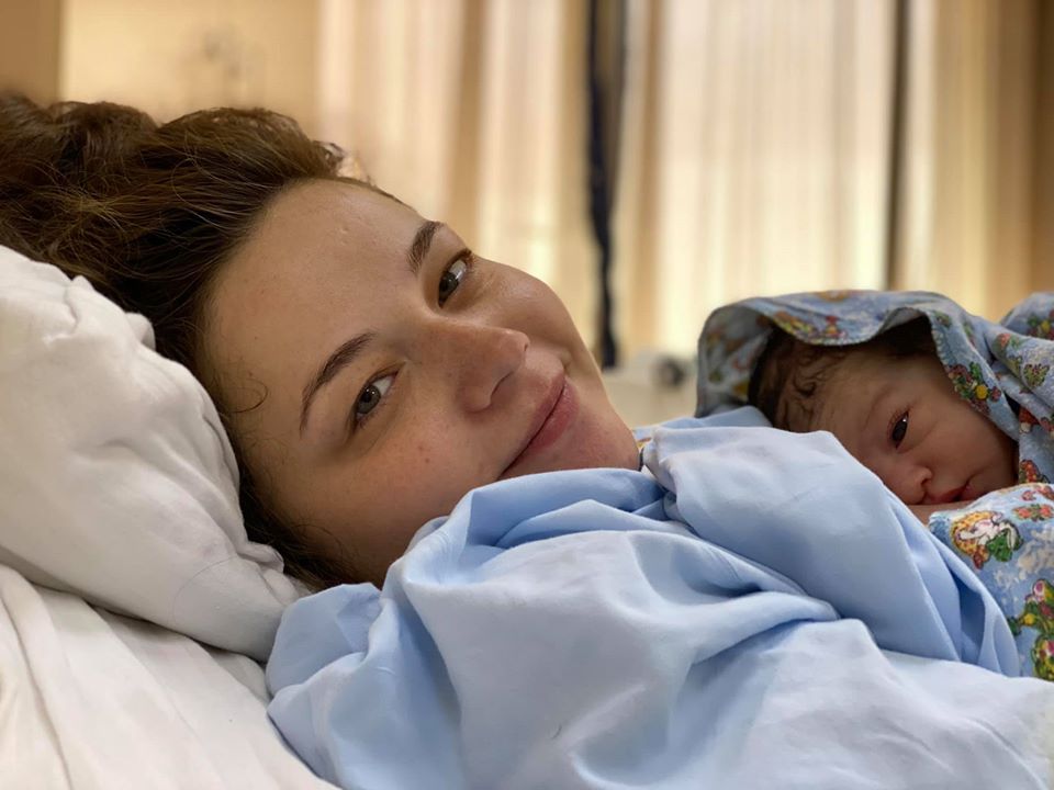 (ფოტოები) ილო ბეროშვილი და ანი ბებია პირველი საერთო შვილის მშობლები გახდნენ