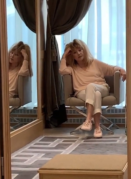 "ჯადოსნურ ელექსირს მიაგნო და ალბათ, აღარ დაბერდება" - 71 წლის ალა პუგაჩოვა ახალგაზრდული იერით ყველას აოცებს