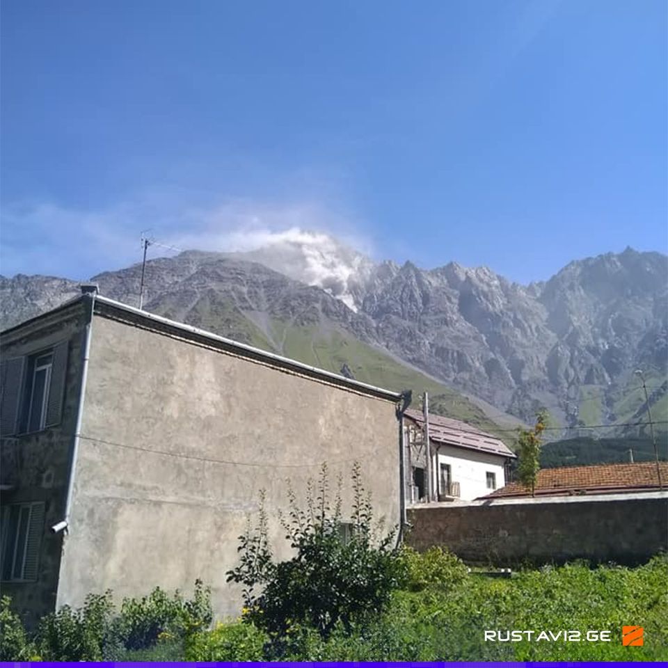 (ფოტო) ყაზბეგში მთა ყუროს კლდოვანი ნაწილი ჩამოიშალა - რა ვითარებაა დასახლებულ პუნქტში