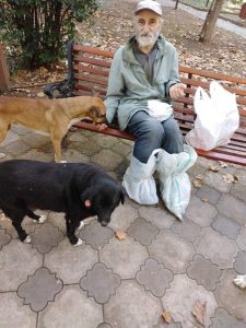 "ეს პავლე ბაბუა თავის საყვარელ მეგობრებთან ერთად" - ამბავი მოხუცზე, რომელიც თავის ისედაც მცირედ ლუკმას ძაღლებს უნაწილებს