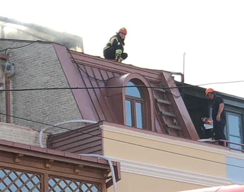 (ფოტოები) ძველ თბილისში, პურის მოედანთან სამსართულიანი სახლი იწვის