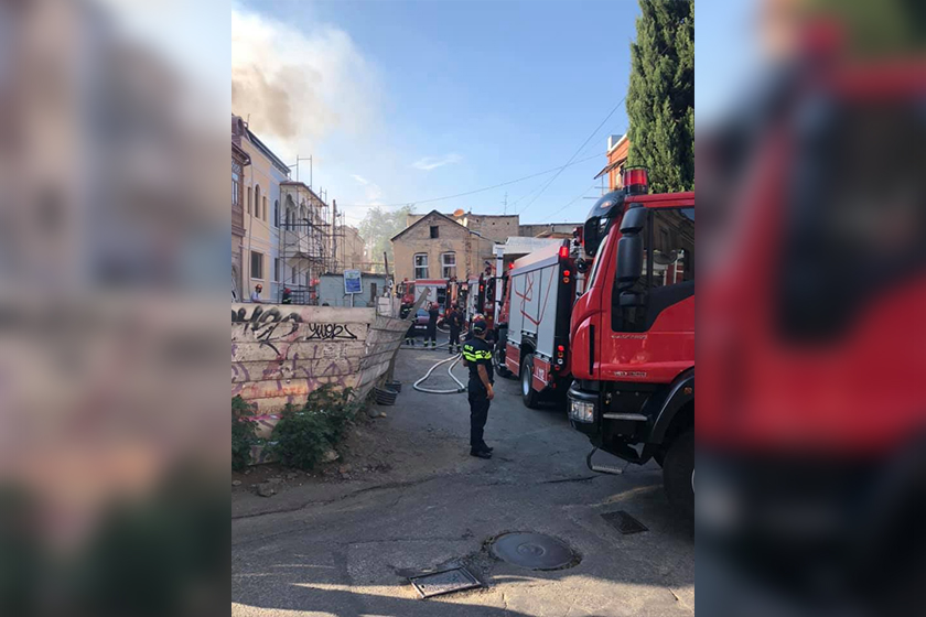 (ფოტოები) ძველ თბილისში, პურის მოედანთან სამსართულიანი სახლი იწვის