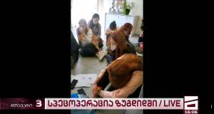 (ფოტოები) პირველი კადრები მძევლების ოთახიდან - თავდამსხმელი ნახევარ მილიონს ითხოვს