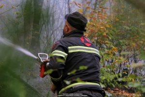 (ფოტოები) როგორ ებრძოდნენ სვანი ქალები მესტიაში გაჩენილ ხანძარს საკუთარი ხელებით