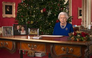 მაგიდაზე მოცეკვავე დედოფალი ჯერ არავის უნახავს - საშობაო მილოცვა ინტერნეტს იპყრობს