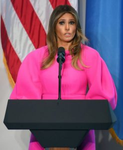 (ფოტოები) მერკელიდან მაკრონამდე: პირველი ლედების მოდური კონფუზები, რისთვისაც ყველა მათგანს რცხვენია