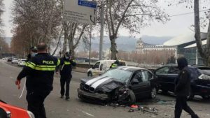 (ფოტო) საშინელი ავარია მტკვრის მარცხენა სანაპიროზე - 3 ავტომობილი ერთმანეთს შეეჯახა