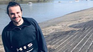 (ფოტო) მსახიობს საპირფარეშოში მეზობლის პითონი დახვდა