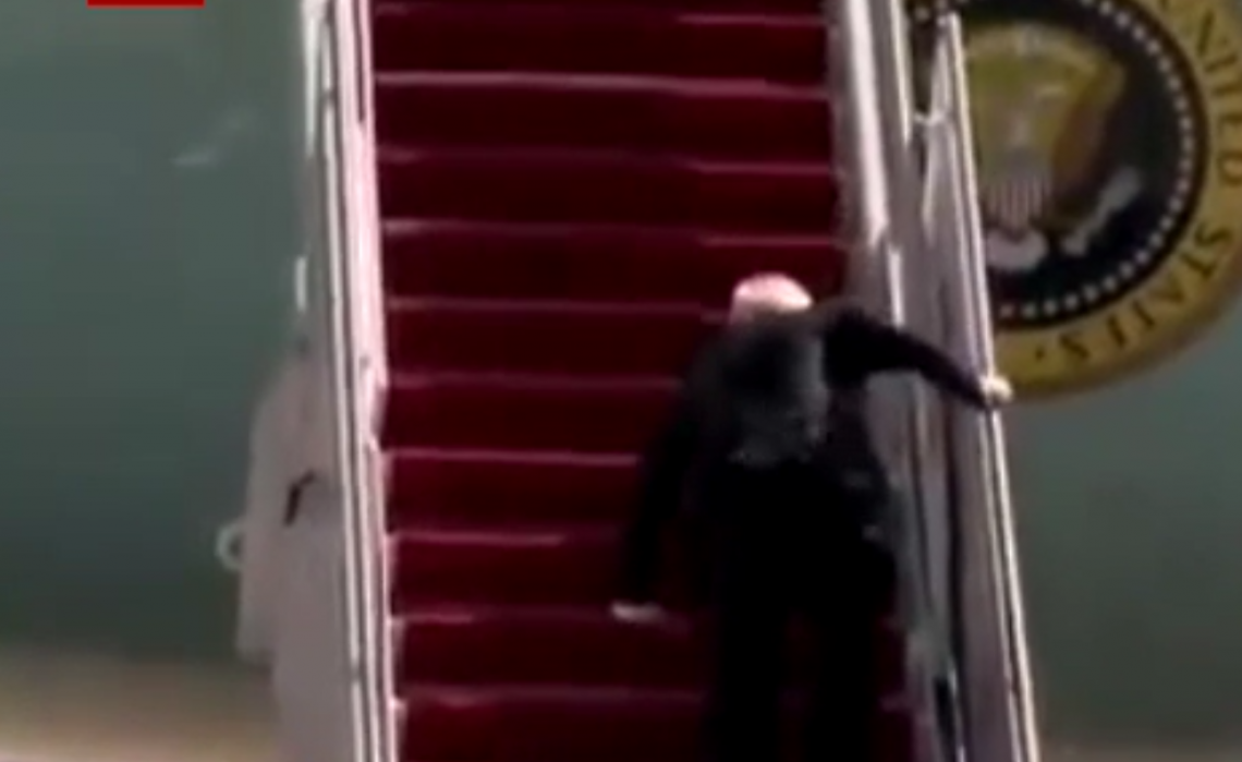 ჯო ბაიდენი ისევ მედიის ყურადღების ცენტრშია – აშშ-ის პრეზიდენტი თვითმფრინავში ასვლისას, კიბეზე სამჯერ წაიქცა