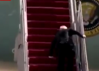 ჯო ბაიდენი ისევ მედიის ყურადღების ცენტრშია – აშშ-ის პრეზიდენტი თვითმფრინავში ასვლისას, კიბეზე სამჯერ წაიქცა