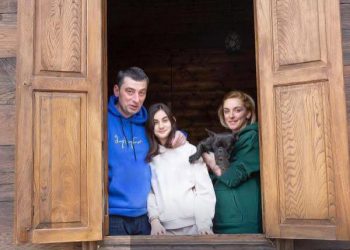 გიორგი გახარია ჯინსებში და ლურჯი ჰუდით – ნახეთ, ექსპრემიერის აქამდე უცნობი ოჯახური ფოტოები პირადი ალბომიდან