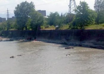 “სანამ გადახტებოდა…” – რას ყვებიან მამაკაცზე, რომელსაც მდინარე რიონში ეძებენ