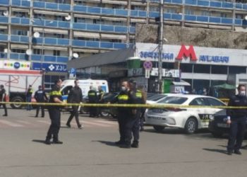 ავლაბარში “საქართველოს ბანკში” შეიარაღებულმა პირმა მძევლები აიყვანა