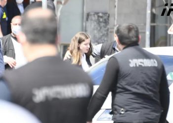 “ერთი ბიჭია იარაღით, მოხუცი ქალი გამოუშვა… შუბლზე მომადო იარაღიო” – ბანკის დაყაჩაღების ადგილზე მყოფი პირები დეტალებს ჰყვებიან