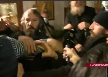 “მკვლელო, ხატის ქურდო…” – სასულიერო პირები ერთმანეთს ფიზიკირად და სიტყვიერად დაუპირისპირდნენ