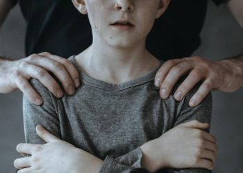 7 წლის ბიჭზე სექსუალურად 2-მა არასრულწოვანმა და 1-მა ზრდასრულმა იძალადა – ახალი დეტალები