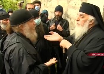 (VIDEO) “ყარხარ, დაიბანე…” – ჭყონდიდის ეპარქიაში სასულიერო პირები ერთმანეთს დაუპირისპირდნენ
