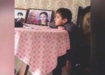 „ილია ზუგდიდიდან ელოდებოდა საჩუქრებს, ახლა კი ზის სასოწარკვეთილი მშობლების სასახლესთან“ – 7 წლის ილიას ამბავი, რომელსაც მშობლები ენგურში დაეღუპა