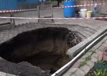 სოფელში მიწა იხსნება და სახლები ორმოში ვარდება – რუსეთში მოსახლეობა დახმარებას ითხოვს