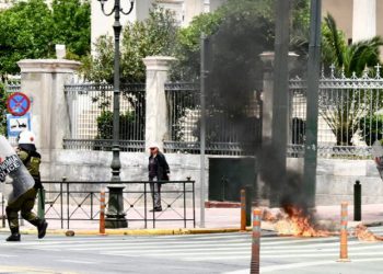 მოლოტოვის ბომბები და დაძაბულობა ათენის ცენტრში – ნახეთ რა ვითარებაა საბერძნეთში