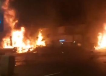 (VIDEO) ისრაელში, ქალაქ ჰოლონში რაკეტა მოძრავ ავტობუსს დაეცა