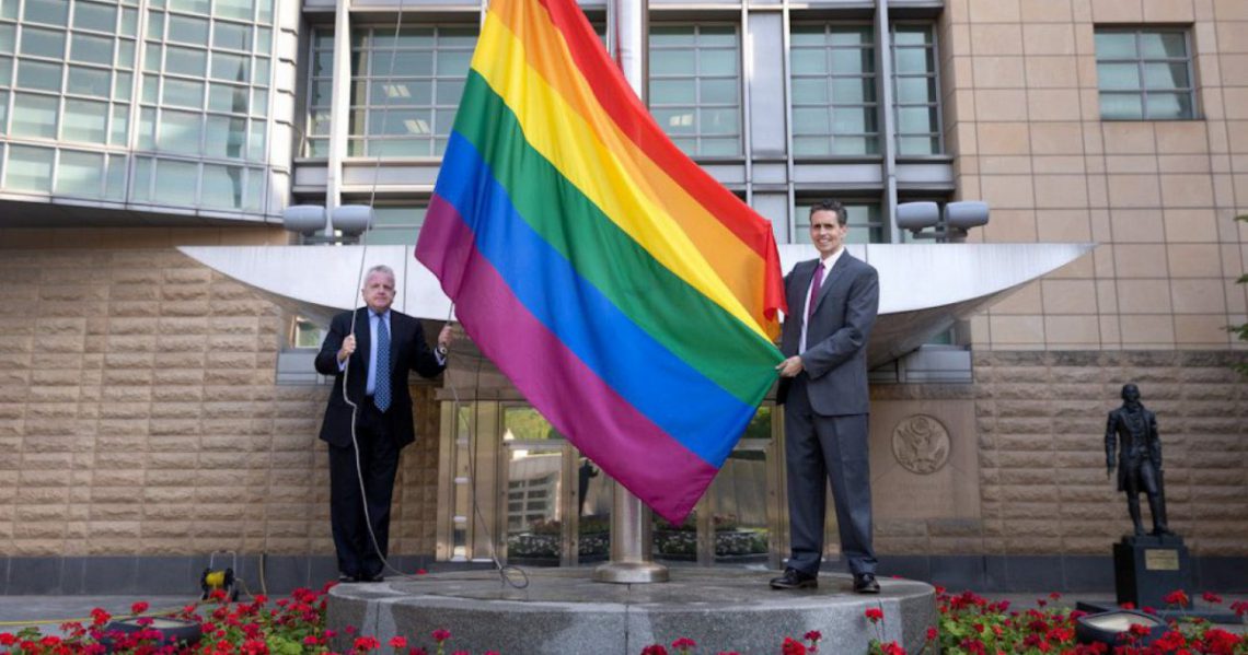 რუსეთში აშშ-ს, დიდი ბრიტანეთის და კანადის საელჩოებმა LGBT+ დროშები გამოფინეს
