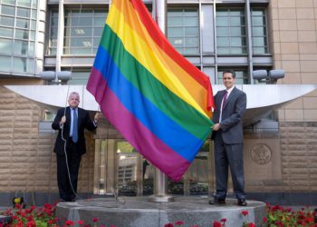 რუსეთში აშშ-ს, დიდი ბრიტანეთის და კანადის საელჩოებმა LGBT+ დროშები გამოფინეს