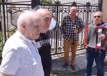 (VIDEO) ისრაელიდან 48 წლის შემდეგ ქუთაისში დაბრუნებულ ალბერტ ბიძიას განსაკუთრებულად დახვდნენ