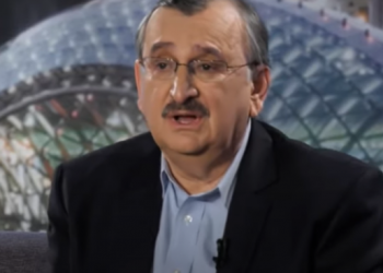 “ვისი რა საქმეა, ვინ ვის ჰკოცნის, არა?..”- რომან გოცირიძე