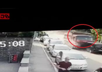 (VIDEO) კამერის ჩანაწერი – როგორ გადავარდა სატვირთო მანქანა კლინიკის ეზოში