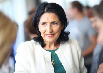 “ჩემ­თვის კი პა­ტა­რე­ბი არი­ან ორი­ვე” – ნახე, ვის ფოტოებს აქვეყნებს პრეზიდენტი