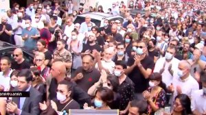 გარდაცვლილ ოპერატორს ლექსო ლაშქარავას უკანასკნელ გზაზე ტაშით აცილებენ