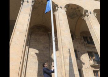 (ფოტო) კახა კუჭავამ პარლამენტთან ევროკავშირის დროშა კვლავ აღმართა