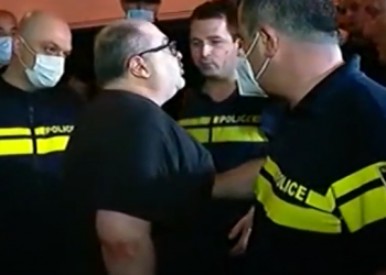 „ქართული ოცნების” ოფისთან პირველი არხის ჟურნალისტი ირაკლი აბსანძე დააკავეს