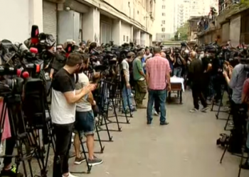 გარდაცვლილ ოპერატორს ლექსო ლაშქარავას უკანასკნელ გზაზე ტაშით აცილებენ