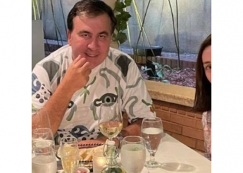 (ფოტო) “დღე და ღამე იჯდა ყურმილთან… ნამდვილი გამონათებაა ჩემთვის”- ვინ არის ქალბატონი, რომელზეც სააკაშვილი წერს?!