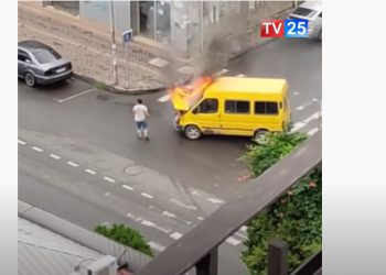 (ვიდეო) მოძრავ მიკროავტობუსს ცეცხლი გაუჩნდა – შემთხვევა ბათუმში მოხდა