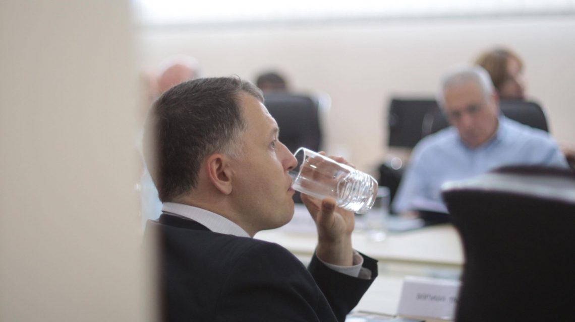 “არ ვიცი რა არის “ბიგ მაკში”, “ჰოთ დოგში”, ტატუების მელანში, საპონში, შამპუნსა თუ დეზოდორანტებში… ბევრი რამ არის, რაც არ ვიცი…მე მხოლოდ ერთი რამ ვიცი…” – გიორგი ფხაკაძე