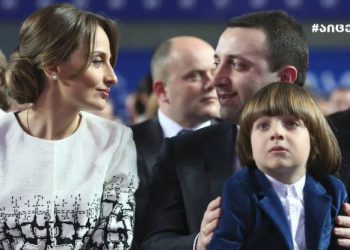 გამძაფრებული ინტუიცია აქვს, ყოველთვის გრძნობს ჩემს გარშემო არასწორ ადამიანებს, მარწმუნებდა და აღმოჩნდა, რომ მართალი იყო – პრემიერი მეუღლის შესახებ