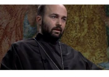 2 დღის ვადას ვაძლევ ყველა მრუშ და მამათმავალ ეპისკოპოსს… წინააღმდეგ შემთხვევაში სათითაოდ გამოვდებ ყველას თავისი საყვარლებიანად და მერე იტყ*აურონ რამდენიც უნდათ – დეკანოზი ილია ჭიღლაძე