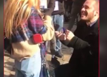 (ვიდეო) ჟურნალისტს საარჩევნო უბანზე ხელი სთხოვეს