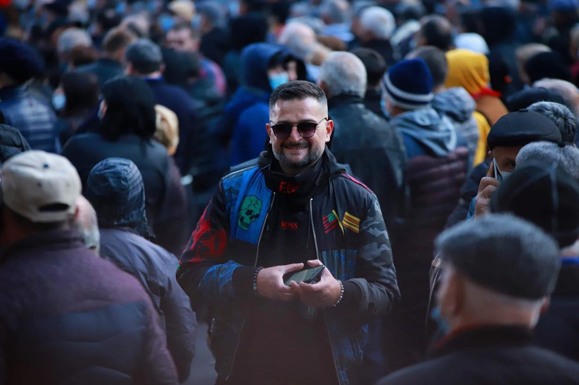 “აბა, თუ გამოიცნობთ როგორ დაიწყეს აქციის გაშავება?! როდემდე უნდა აბოლოთ თქვენი მხარდამჭერები?” – ლაშა ბასლანძე