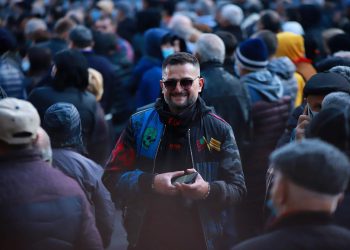 “აბა, თუ გამოიცნობთ როგორ დაიწყეს აქციის გაშავება?! როდემდე უნდა აბოლოთ თქვენი მხარდამჭერები?” – ლაშა ბასლანძე