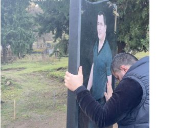 (ფოტო) ზურაბ ზვიადაური გათავისუფლების შემდეგ ძმის საფლავზე მივიდა