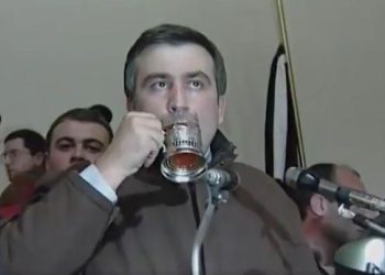 მკვეთრი პოზიცია აქვს ყავის წინააღმდეგ, არ სვამს… – ედუარდ სააკაშვილი მამაზე