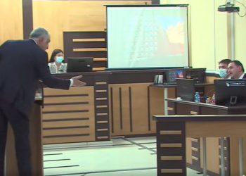 (ვიდეო) ნუ “მაწვები”, ვერ შემაშინებ, თვალებს ნუ მიქაჩავ! – მამუკა ხაზარაძისა და პროკურორის დაპირისპირება